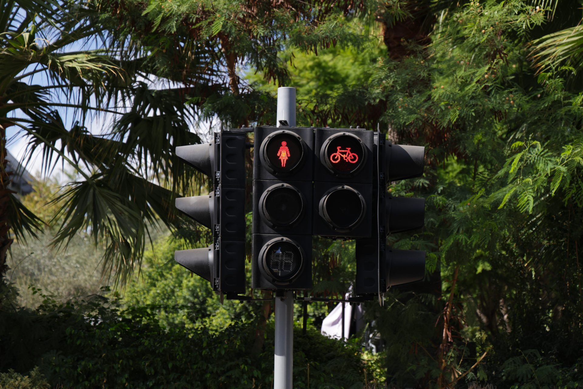 Γυναικεία φιγούρα στο στοπ της διάβασης πεζών