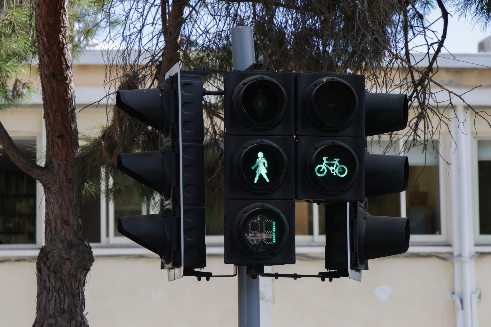 Γυναικεία φιγούρα στο πράσινο στα φώτα τροχαίας στη διάβαση πεζών