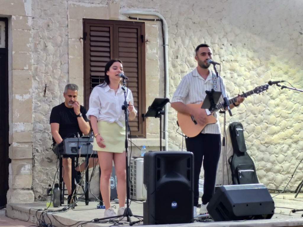 Το Μουσικό Σχήμα της Αντριάννας Πέππου και του Χρύση Κωνσταντινίδη επι σκηνής