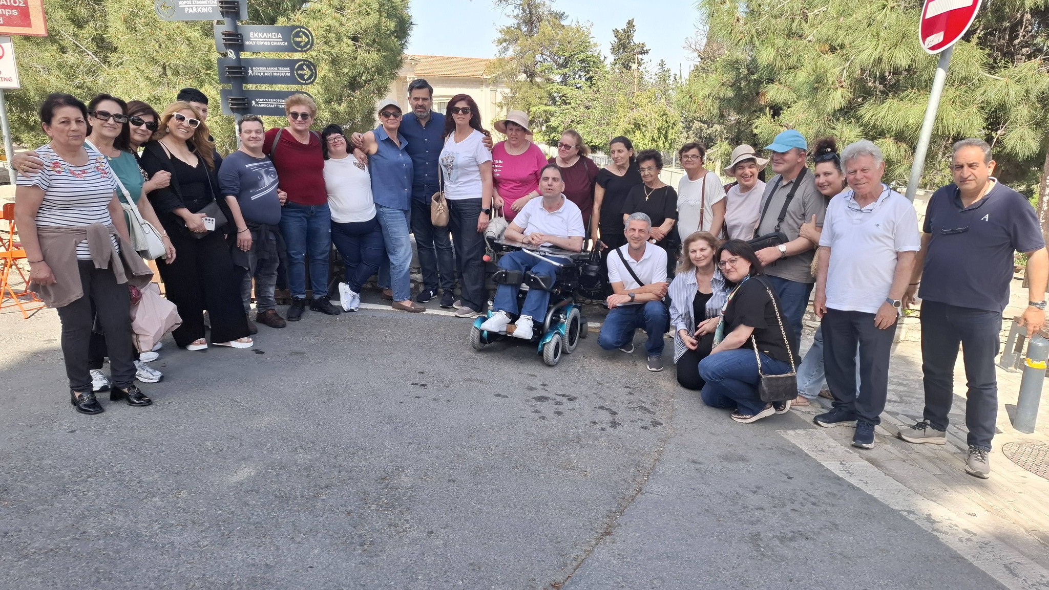 Οι εκπρόσωποι του Δήμου με τα παιδειά ΑΜΕΑ που συνόδευσαν στα Λεύκαρα