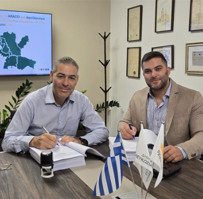 Ο Δήμαρχος Νότιας Λευκωσίας Ιδαλίου και ο εκπρόσωπος της Αranco υπογράφουν το συμβόλαιο