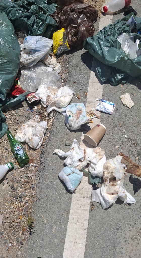 Σκουπίδια στην άκρη του δρόμου