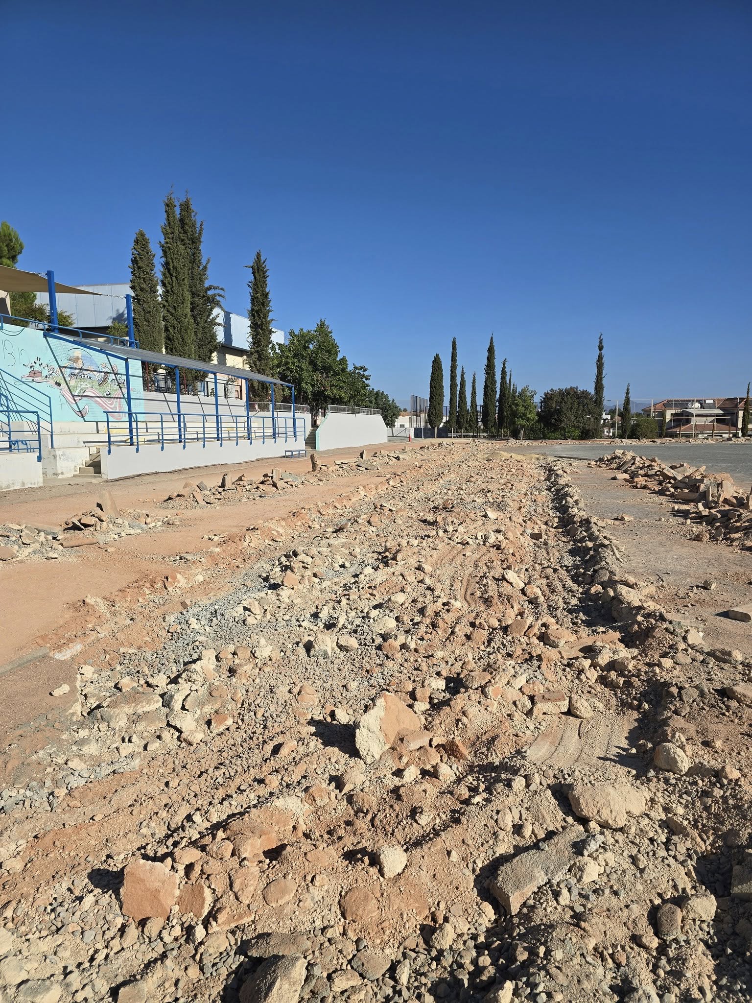 Φωτογραφία από την έναρξη των εργασιών εγκατάσταση συγχρονου χλοοτάπητα στο γήπεδο.