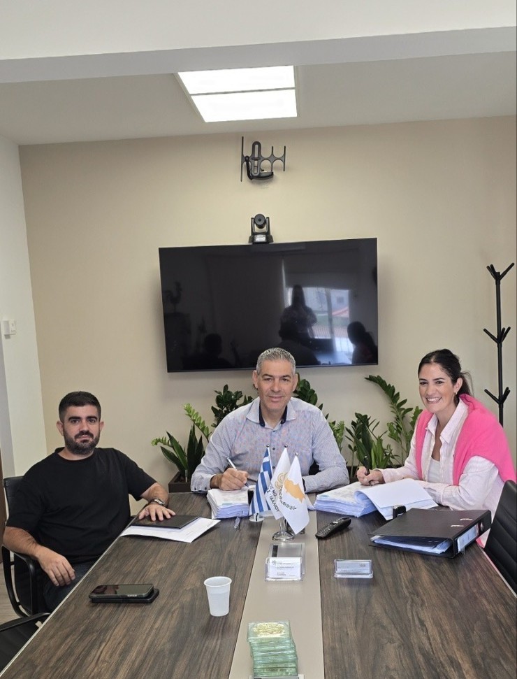 Ο Δήμαρχος Σταύρος Χατζηγιάννης με τους δύο αντιπροσώπους της Εncorp κατα την υπογραφή των συμβολαίων