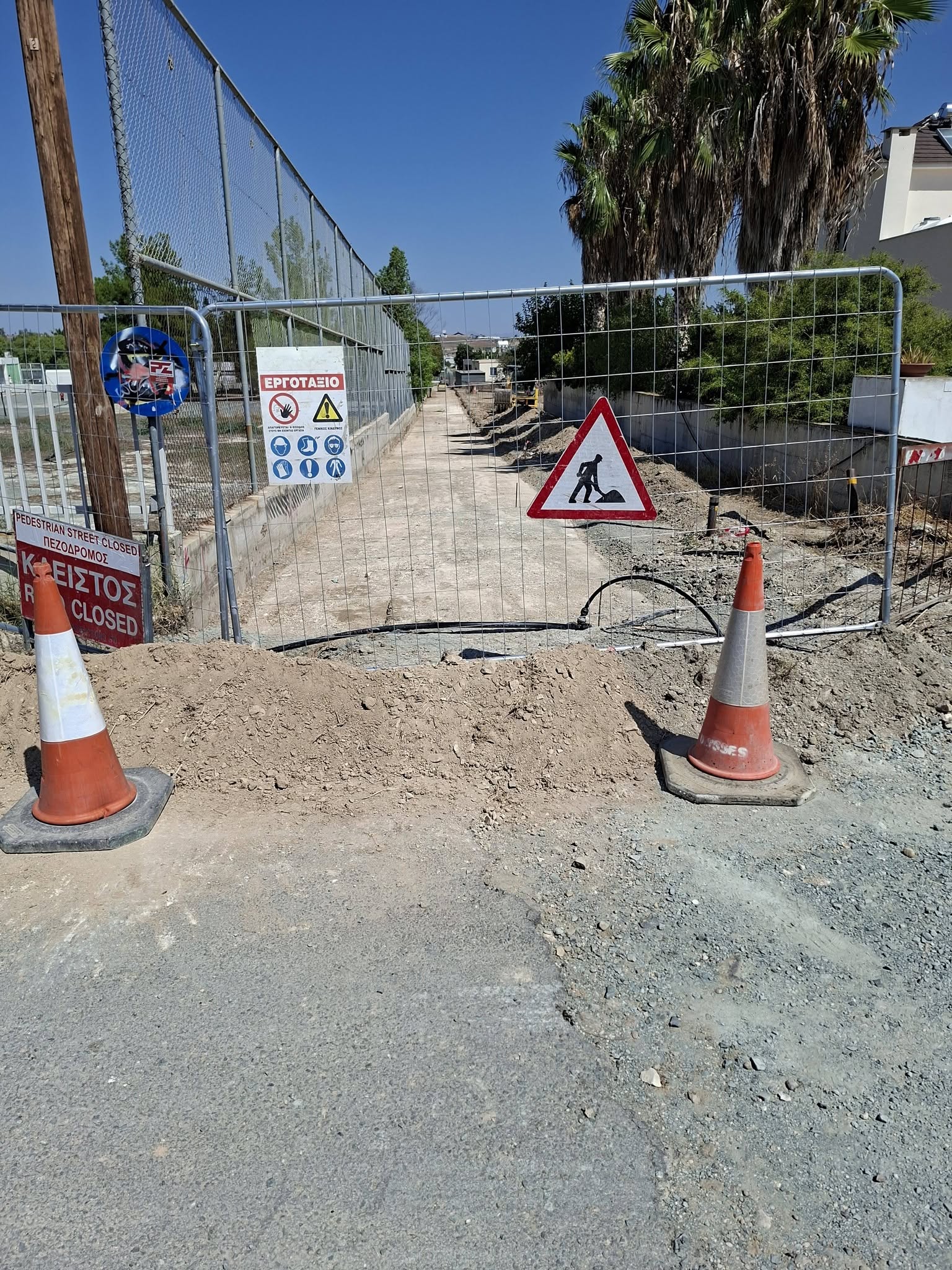 Χωμάτινος δρόμοςμε προστατευτικά κυγκλιδώματα και υποδείξεις για εκτέλεση έργων.