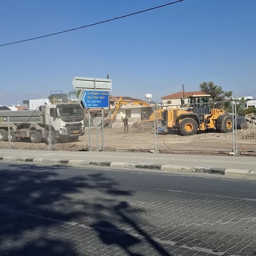 Φορτηγό και εσκαφέας εργάζονται στο εργοστάσιο χλωρίνης