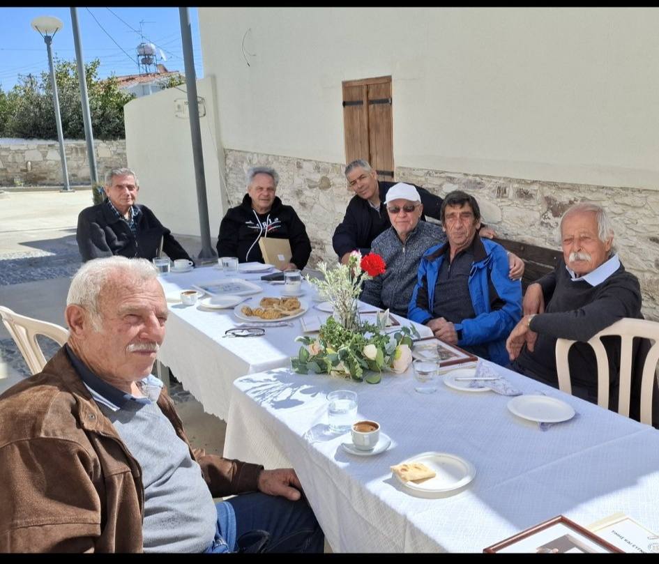 Ο Δήμαρχος Νότιας Λευκωσίας - Ιδαλίου με τους αιχμάλωτους πολέμου