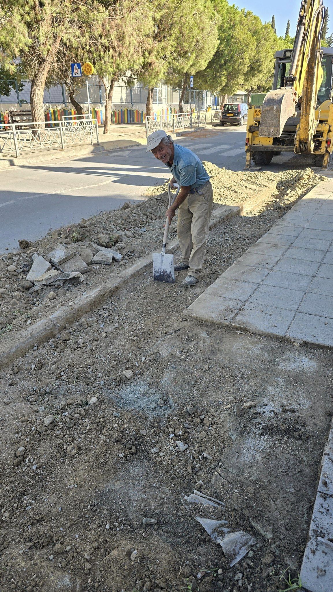 Εργάτης του Δήμου προσφέρει τις υπηρείες του στην επανόρθωση του πεζοδρομίου στην Οδό Φώτη Πίττα