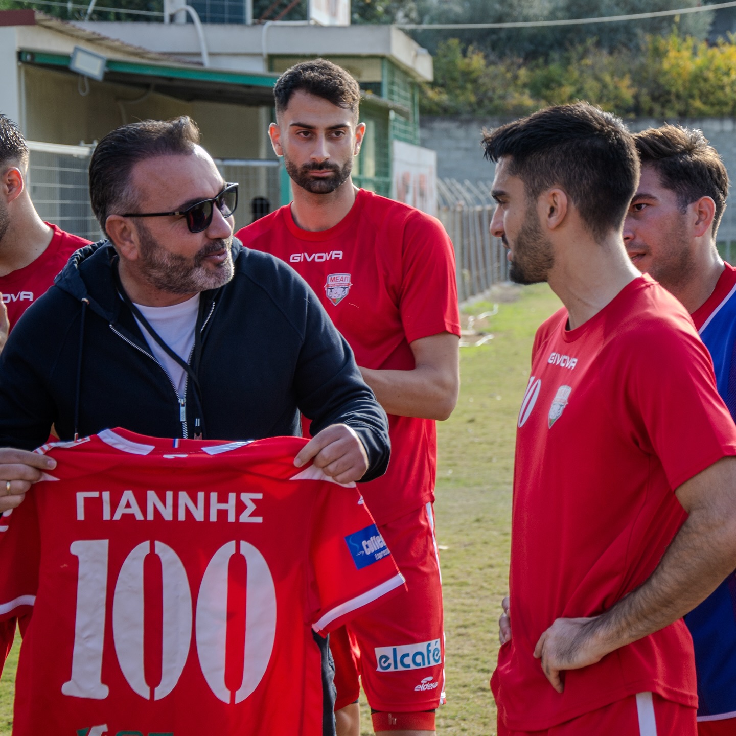 Η φανέλλα με τις 100 συμμετοχές  παραδίδεται στο Γιάννη Ανδρέου