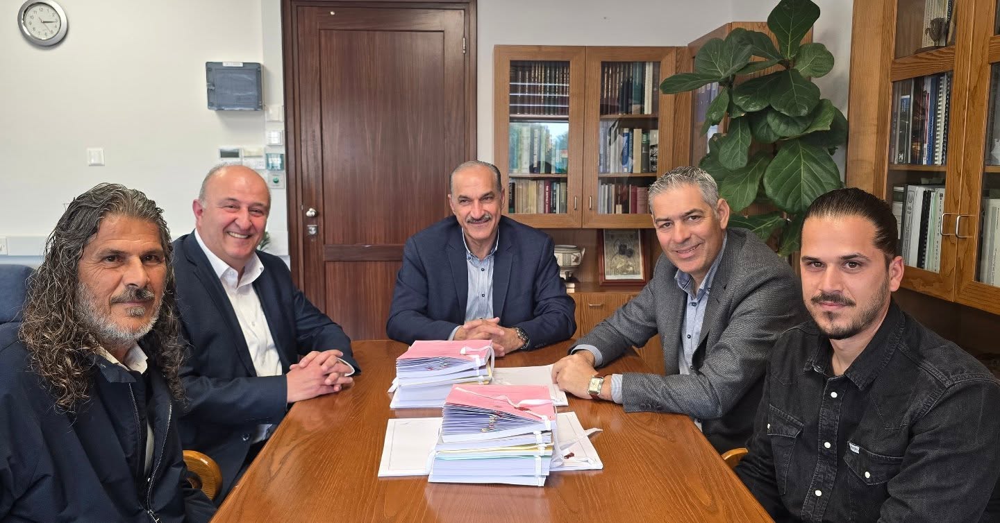 Ο Δήμαρχος Νότιας Λευκωσίας Ιδαλίου και ο Δήμαρχος Λατσιών - Γερίου με τα στελέχη του Υπουργείου και της Εταιρείας που ανέλαβε το έργο