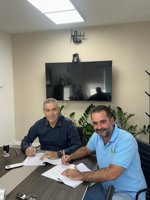 O Δήμαρχος Νότιας Λευκωσίας Ιδαλίου και ο εκπρόσωπος της ΜΑΡΙ.ΝΙΚΟ CONSTRUCTIONS LTD υπογράφουν τα συμβόλαια