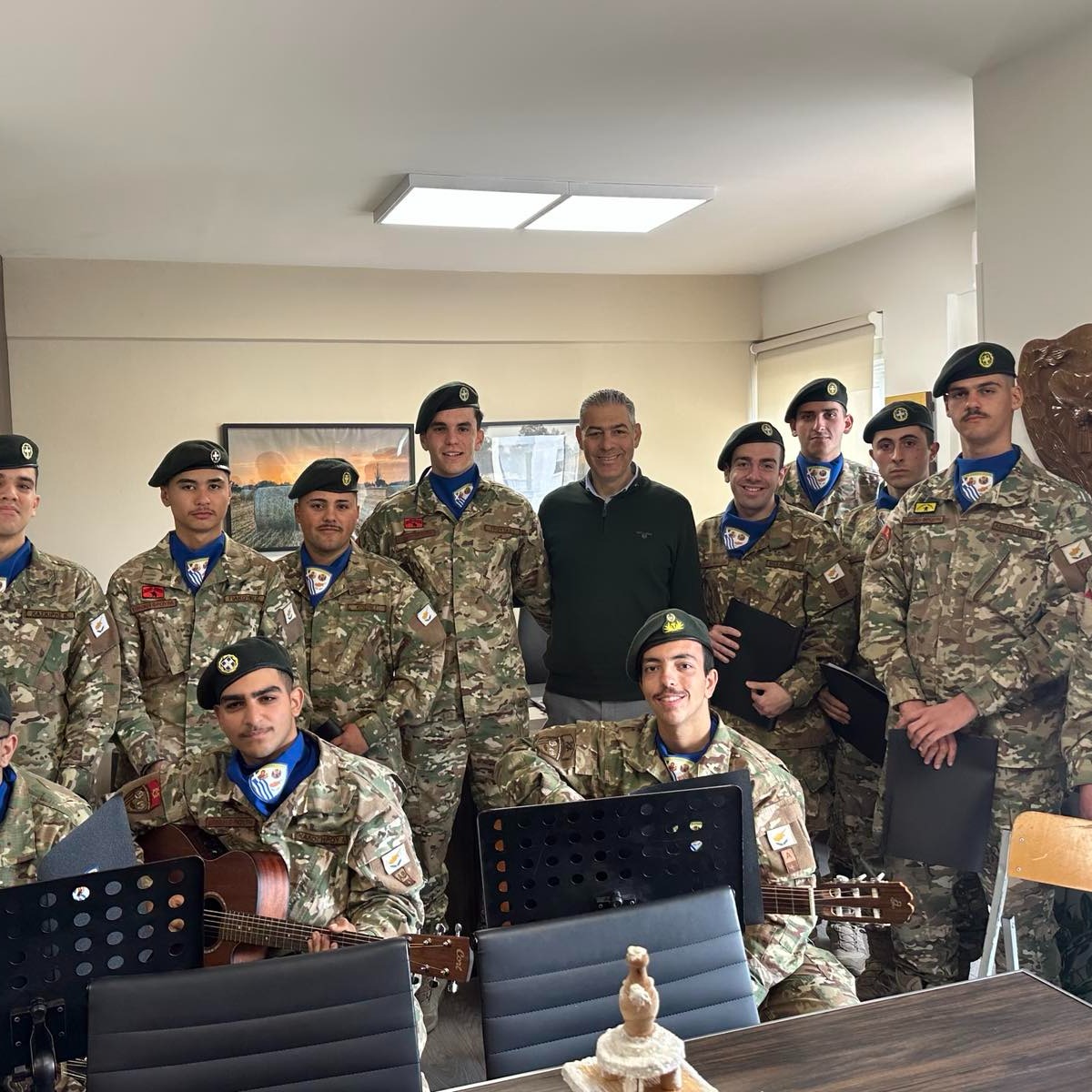 Στρατιώτες τραγουδούν τα κάλαντα στο Δήμαρχο