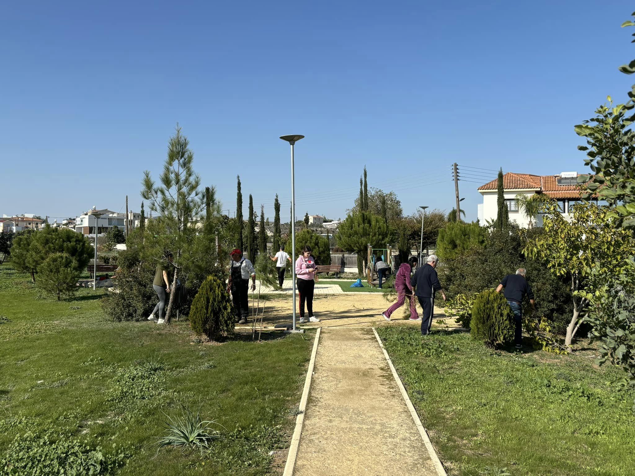 Ο Δήμαρχος και οι εθελοντές καθαρίζουν το πάρκο στα Λύμπια