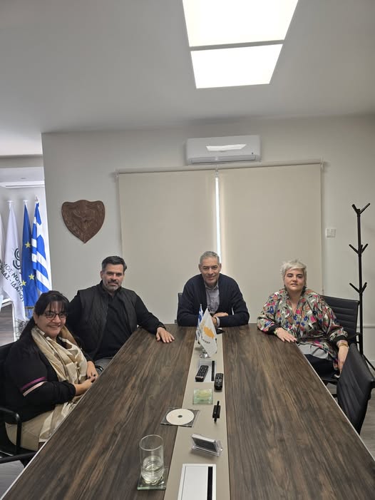 Η Κοινωνική Λειτουργος της Γειτονιάς με το Δήμαρχο Δρ Σταύρο Χατζηγιάννη, τον Αντιδήμαρχο Ιδαλίου Τζοζεφ Βασιλείου και τη Δημοτική Σύμβουλο Βασιλική Σέπου