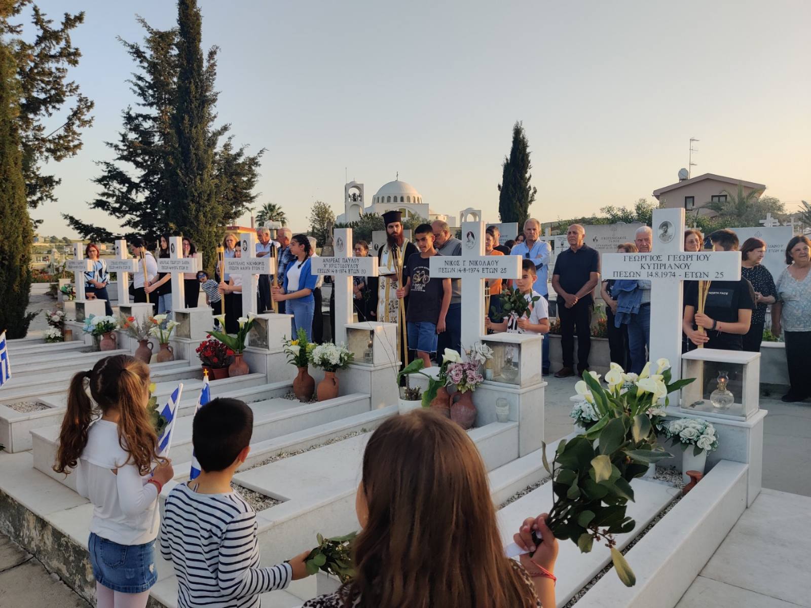 Τρισάγιο στους τάφους των ηρώων της κοινότητας Αλάμπρας