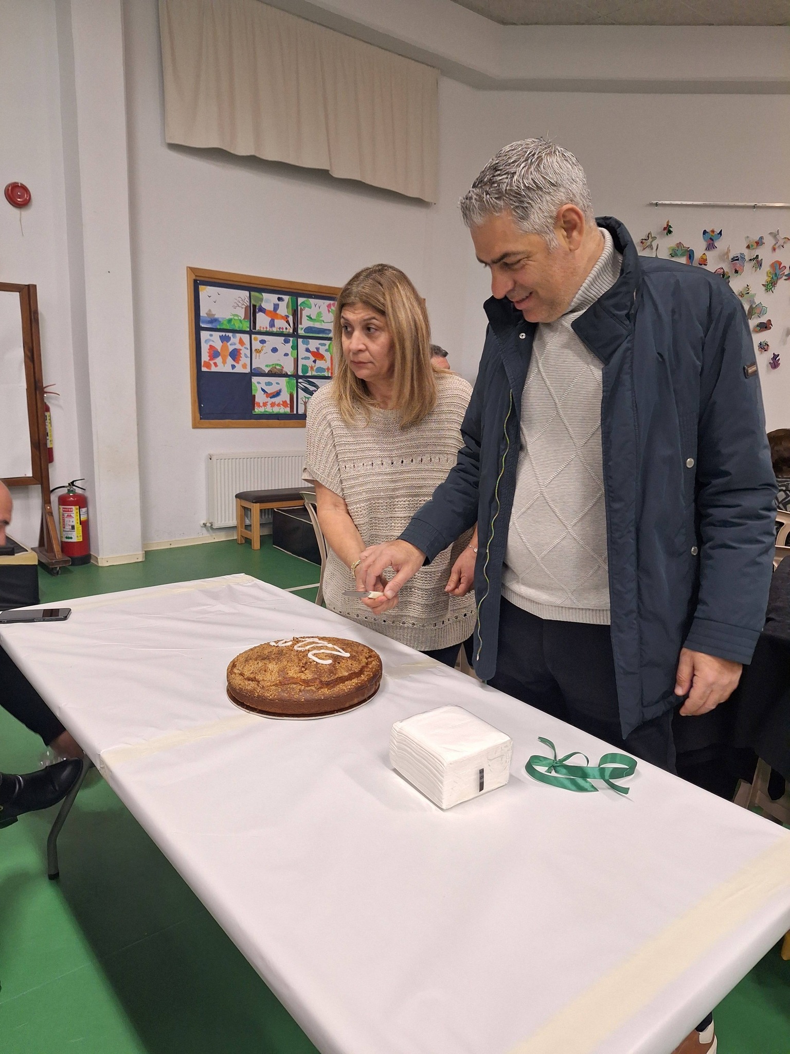 Η αντιδήμαρχος Αλάμπρας και ο Δήμαρχος Νότιας Λευκωσίας Ιδαλίου κόβουν την βασιλόπιτα