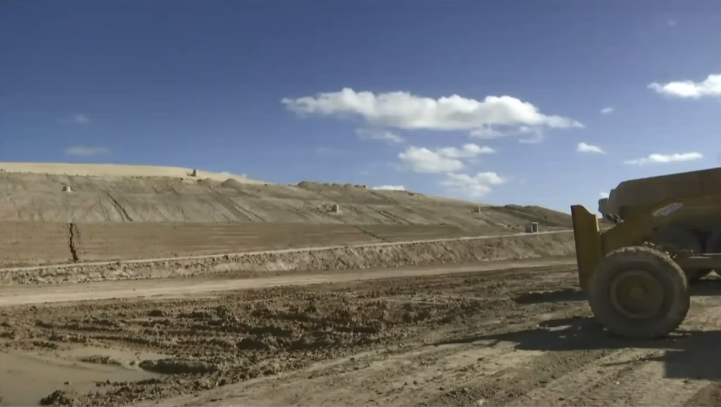 Εσκαφέας στον σκυβαλότοπο Κοτσιάτη