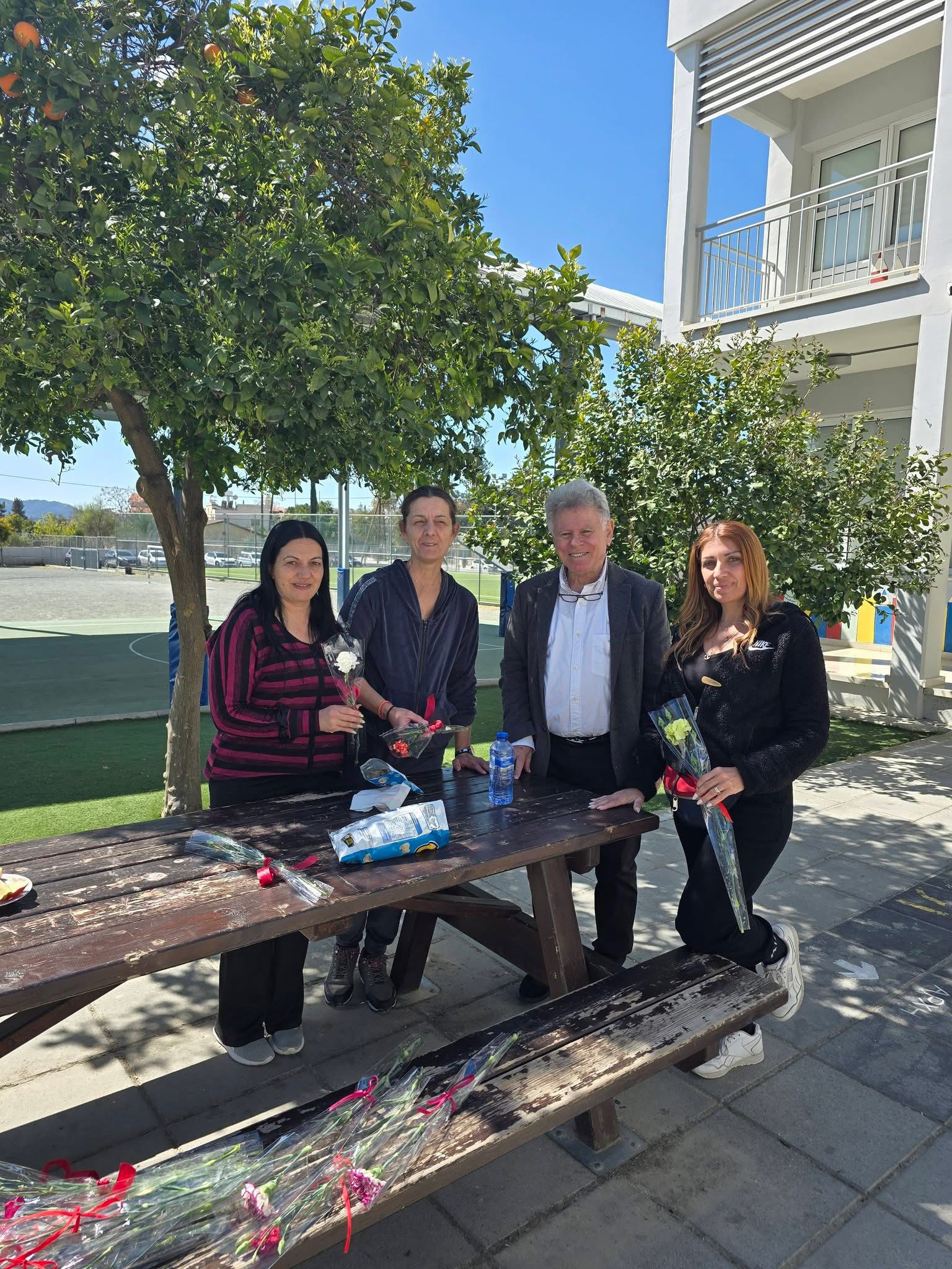 Ο αντιδήμαρχος Λυμπιών με τρείς εργαζόμενες γυναίκες