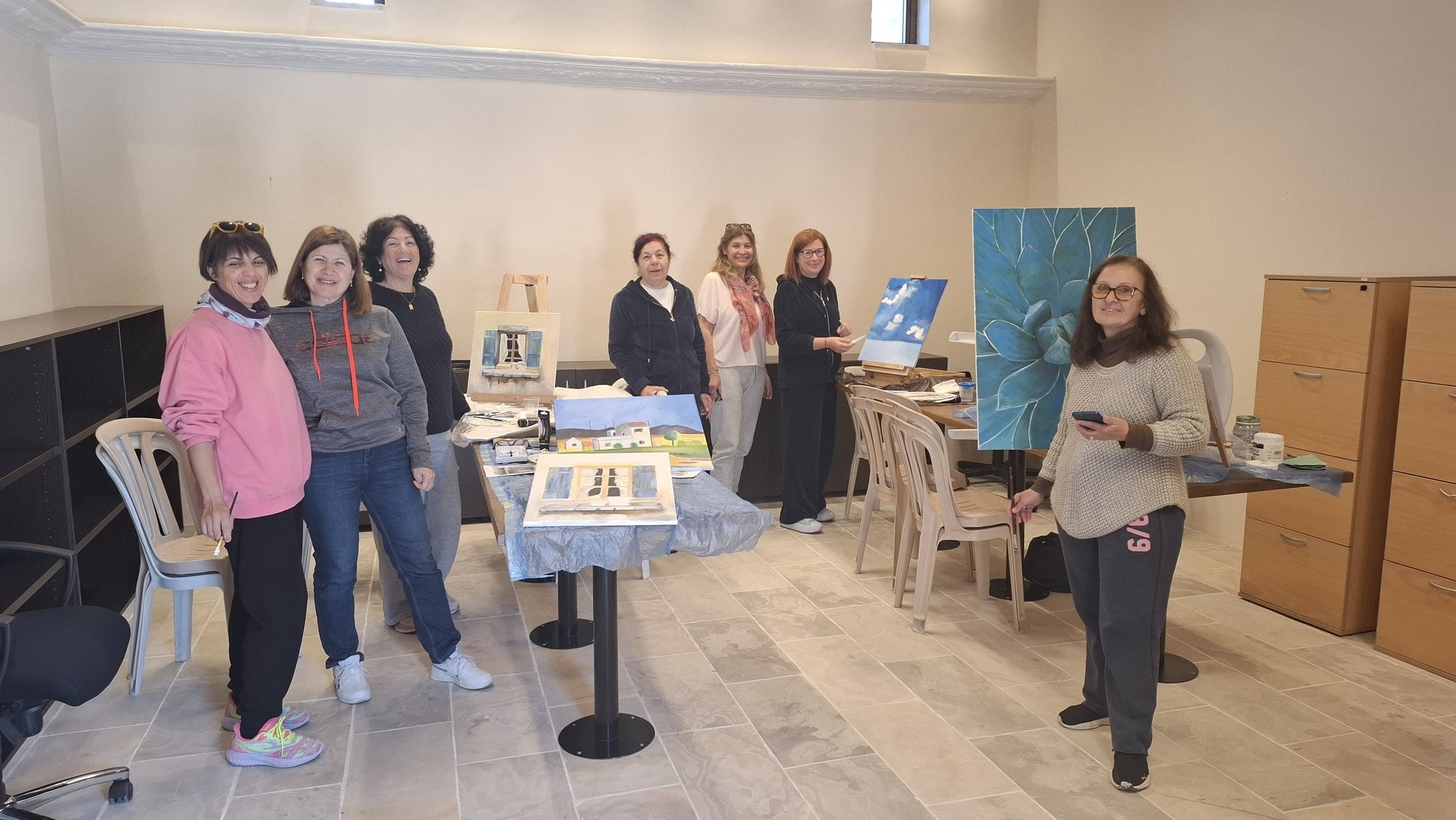 Πέντε μαθήτριες στα μαθήματα ζωγραφικής με την καθηγήτριά τους και την Αντιδήμαρχο Αλάμπρας