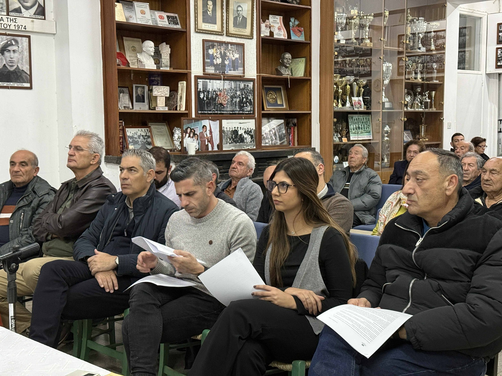 Κόσμος καθήμενος παρακολουθεί την εκδήλωση