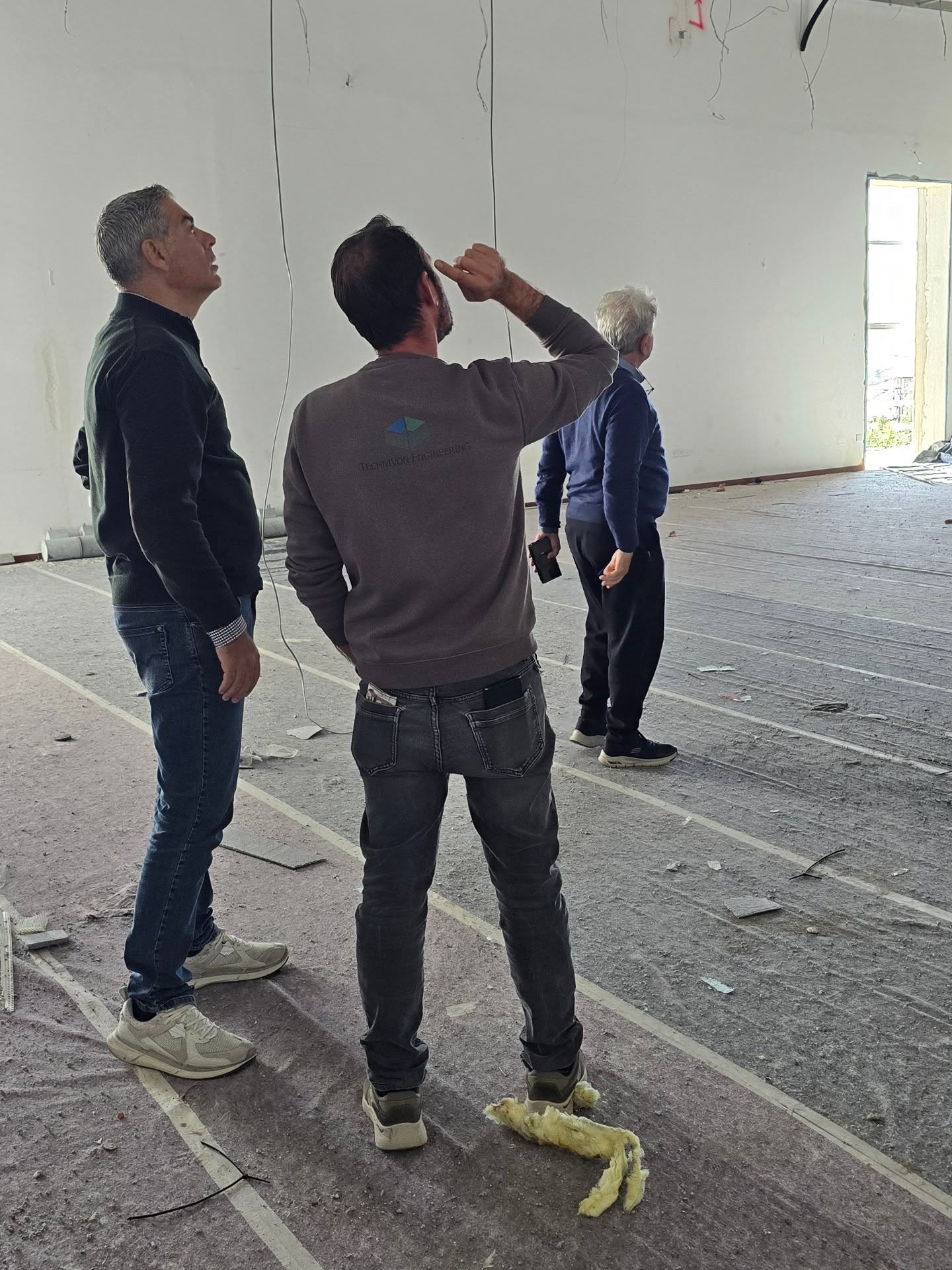 Ο Δήμαρχος Νότιας Λευκωσίας Ιδαλίου, ο Αντιδήμαρχος Λυμπιών και επιθεωρητής τους έργου στο Πολιτιστικό Κέντρο Λυμπιών