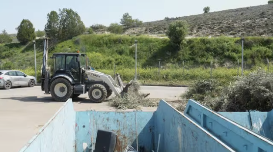 Μηχάνημα μαζεύει κλαδιά ελιών στο πράσινο σημείο Αλάμπρας