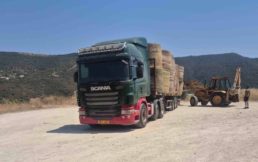 Φορτηγό με μπάλες σανού