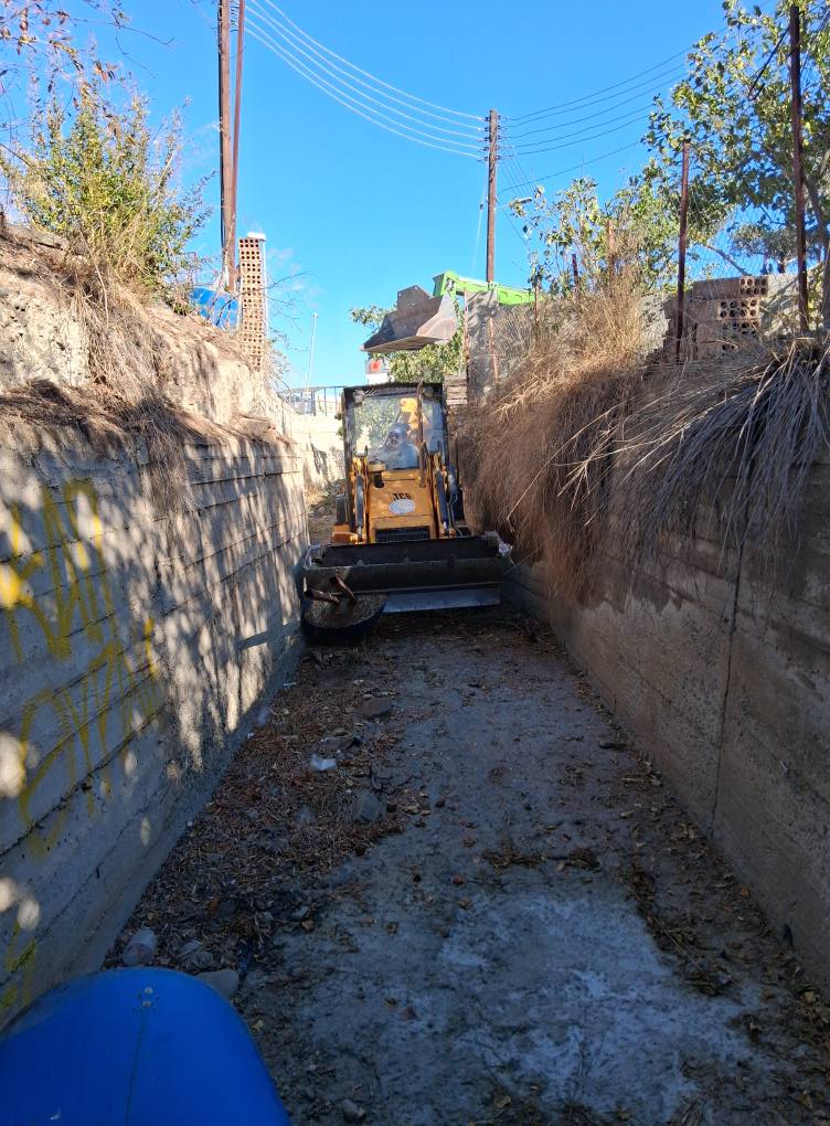 Σκαπτηκό μηχάνημα στην κοίτη του αργακιού