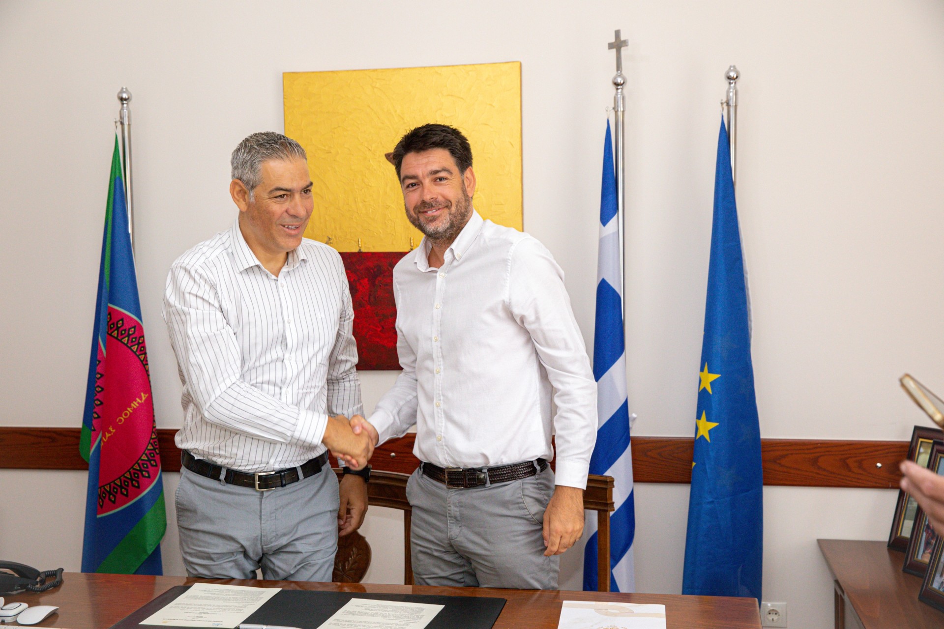 Οι Δήμαρχοι Νότιας Λευκωσίας - Ιδαλίου και Ξάνθης μετά τη συμφωνία.